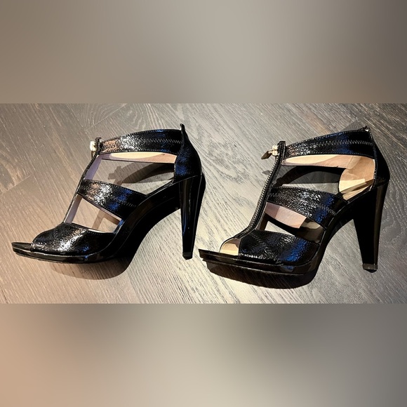 Michael Kors Berkeley T Strap Sandles - Picture 9 of 9